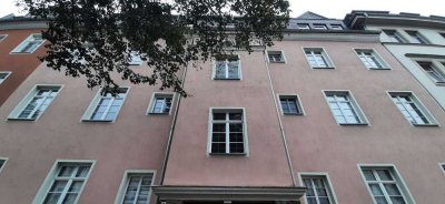 Gut vermietete Eigentumswohnung in gepflegtem Mehrfamilienhaus in Seitenstraßenlage