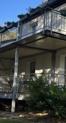 Freundliche 2-Zimmer-Hochparterre-Wohnung mit Balkon und Einbauküche in Chemnitz