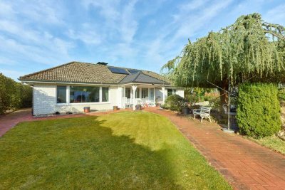 Großer Walmdachbungalow mit viel Nutzfläche auf sonnigem Grundstück in ruhiger Lage