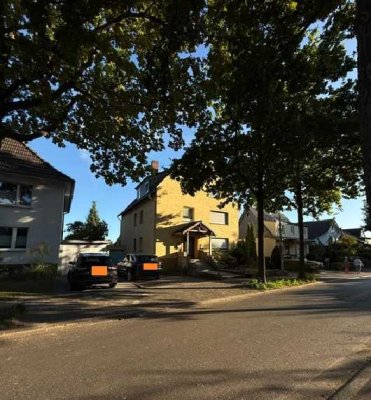 Freist. 3 Fam.-Haus mit Garage, Carport und Kfz.-Stellplätze in 1a-Lage!