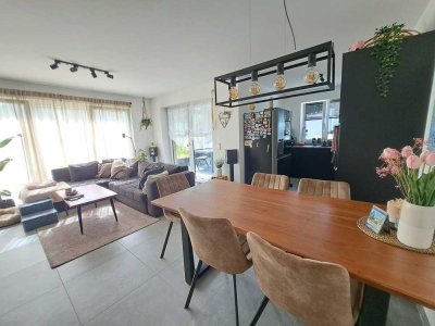Helle, moderne Erdgeschosswohnung mit Terrasse und Garten