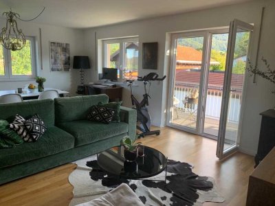 Neuwertige 3,5-Zimmer-Maisonette-Wohnung mit 2 Balkonen Bergblick Aschau
