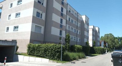 Stilvolle, neuwertige 4-Raum-Wohnung mit Balkon und EBK in Sindelfingen