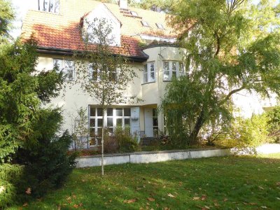 Limastraße – idyllische EG-Wohnung nahe Schlachtensee – versetzte Wohnebenen, Terrassen, Kamin etc.