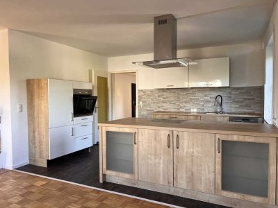 Schöne helle 3-Zi.-Wohnung mit EBK & Balkon ab sofort frei