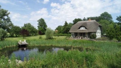 RÜGEN:  Reet gedecktes Haus mit Teich auf sonnigen Grundstück zu verkaufen