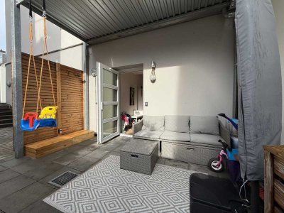 Schöne und vollst. renovierte 3-Raum-Erdgeschosswohnung mit geh. Innenausstattung und Terrasse