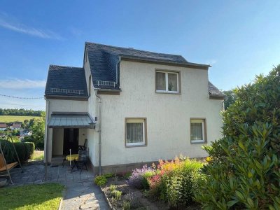 Schönes ruhiges Einfamilienhaus mit Aussicht auf großem Grundstück