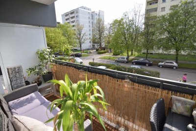 Topmodernisiertes 2-Zi-Schmuckstück mit Bestausstattung und Blick ins Grüne