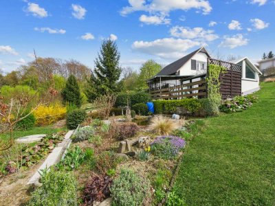 +Wochenendgrundstück (1520m2) mit sonnigem Haus in Sebnitz – idyllischer Rückzugsort für Genießer!+