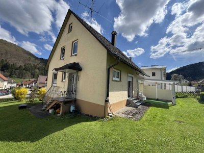 GEPFLEGTES ZWEIFAMILIENHAUS IN BELIEBTER WOHNLAGE