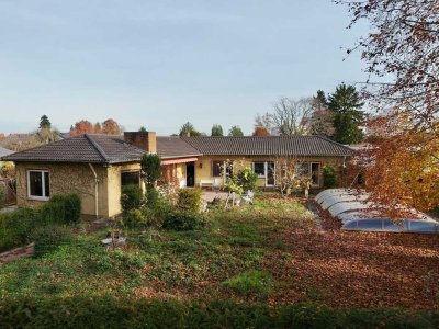 Bungalow auf tollem Grundstück mit Pool - Raum für neue Ideen