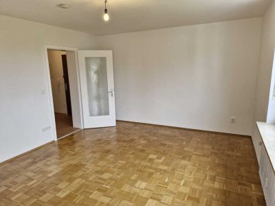 helle 2-Zimmer-Wohnung mit Balkon - ideal für Singles/ Paare
