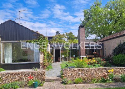 CHARMANTER ARCHITEKTENBUNGALOW MIT IDYLLISCHEM GARTEN