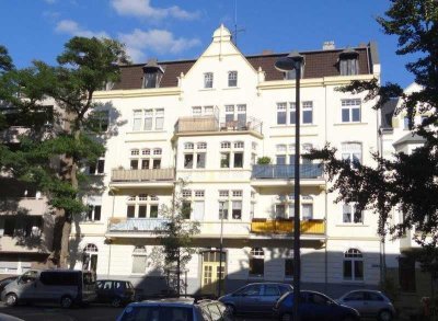 Exklusive Altbau-Wohnung mit sonnigem Balkon & prachtvollem Blick