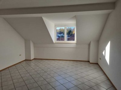 Schöne sonnige  2-Zimmer-DG-Wohnung mit Einbauküche in Niederviehbach