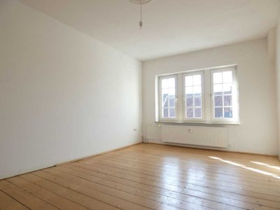 ***Helle 3-Raum-DG-Wohnung mit Altbauflair - Erstbezug nach Sanierung***