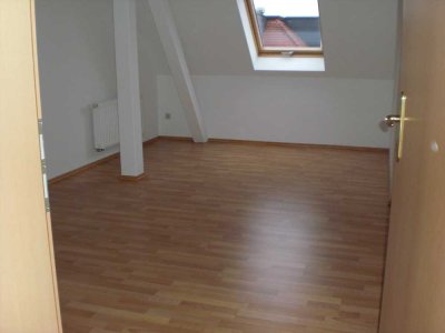 *GEMÜTLICHE 2-RWG im DACHGESCHOSS mit Laminat, Tageslichtbad mit Eckwanne/Dusche und BALKON**WE 12*