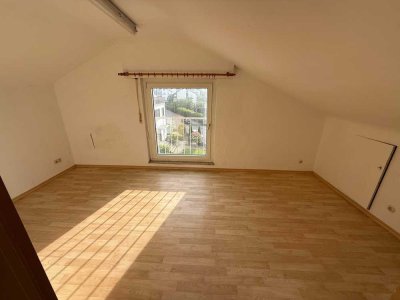 4,5-Zimmer-Wohnung mit Balkon in Böblingen - auch WG geeignet