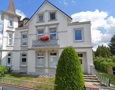 Ab sofort! Stilvolle und helle Wohnung in Altbauvilla