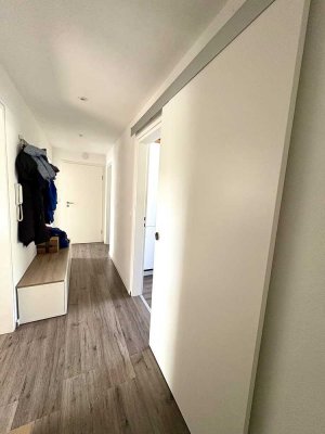 Lichtdurchflutete Dachgeschosswohnung mit Ankleide, Gemeinschaftsgarten, Einbauküche und Regendusche