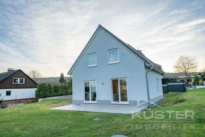 KÜSTER IMMOBILIEN präsentiert: Neuwertiges Einfamilienhaus mit PV Anlage und Energieeffizienz A+
