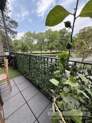 „Charmante, sanierte Altbauwohnung mit hochwertiger Ausstattung direkt am Park mit See“