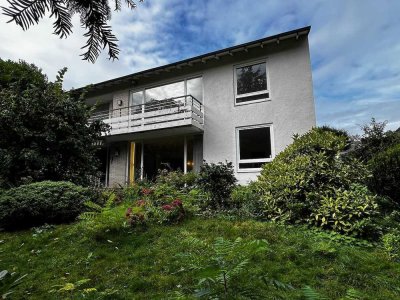 EFH, 2FH oder 3FH: außergewöhnlich flexibel & solide, breites Grundstück, großes Potential