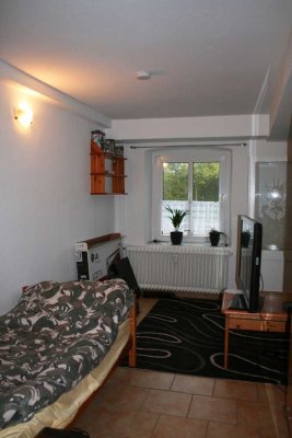Kleine, ruhige Souterrain Wohnung in Eutiner Stadtvilla, ideal für Pendler
