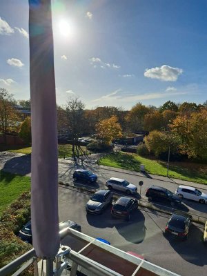 Lübeck ,zentrale Lage  3 Zi Wohnung -   alle Zimmer v. Flur aus erreichbar- Nähe Innenstadt u. HBf