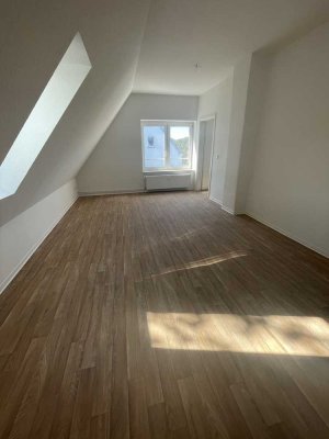 Moderne 2-Zimmer-Dachgeschosswohnung, Wannenbad mit Fenster, Designbelag, EBK mgl. und Keller