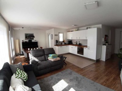 Voll möblierte, moderne 2 1/2 Zimmer-Wohnung mit Aufzug und TG-Platz!