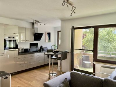 ALT-GARBSEN: Top Ausstattung, Parkett, Einbauküche (Bosch-Geräte), Süd-Loggia, saniertes Duschbad