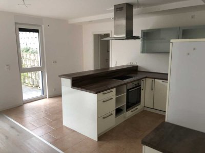 Neuwertige Terrassenwohnung mit drei Zimmern und EBK in Mönsheim