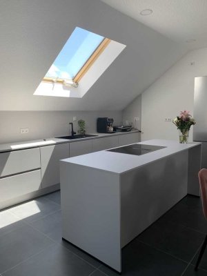 Neuwertige Wohnung (separater Eingang) mit vier Zimmern/ Terrasse/Garage und EBK in Oftersheim