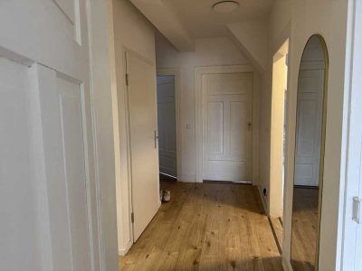 Stilvolle 3-Zimmer-Wohnung mit Dachterrasse im Altbau