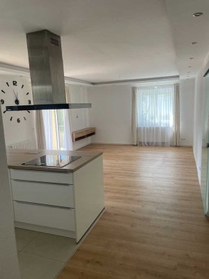 Lichtdurchflutete, kernsanierte 3,5-Zimmer-Wohnung (teilmöbliert) mit Balkon