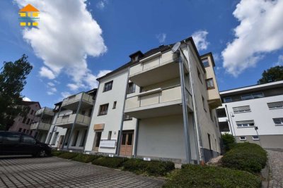 Großzügiges Wohnzimmer, elegantes Bad & großer Balkon