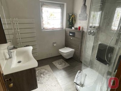 Wohnen am Feldrand: Stilvolle 3,5 ZKB Wohnung mit Balkon und Aufzug