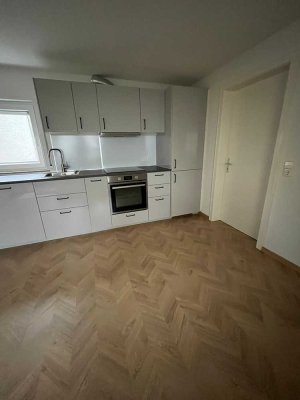 Stilvolle 3 Zimmer Wohnung mit EBK und Balkon in Sinsheim/Waldangelloch