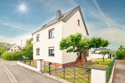 Gepflegtes 1-2 Familienhaus mit Balkon, Garten und Garage in ruhiger Lage in Frücht