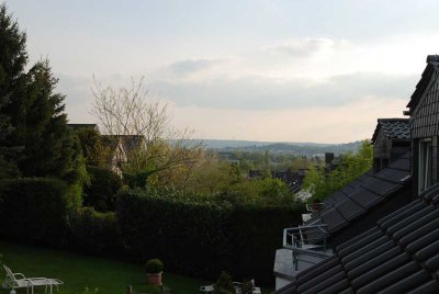 Gepflegte DG-Wohnung mit drei Zimmern sowie Balkon und EBK in Aachen