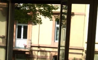 HELLE FREUNDLICHE WOHNUNG MIT BALKON