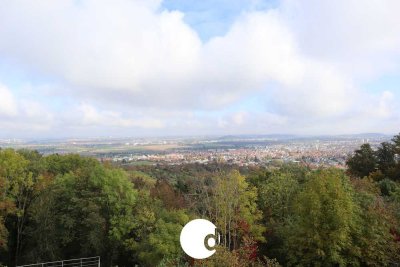 Moderne 4,5-Zimmer-Wohnung in Aussichtslage mit Garten, Hobbyraum & Garage