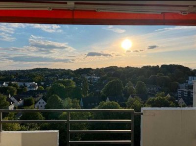 Freundliche und neuwertige 3-Raum-Wohnung mit Panorama-Ausblick, Loggia, EBK und gepflegten Bädern