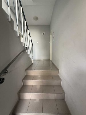 Modernisierte Wohnung mit zwei Zimmern sowie Balkon und Einbauküche in Mannheim