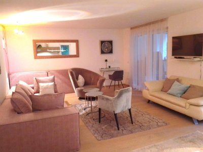 Exklusive Wohnung mit großer Terrasse und kleinem Eigengarten
