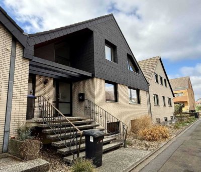 Bad Nenndorf: Super gepflegtes Einfamillien-Stadthaus mit PV-Anlage, Vollkeller und Garage