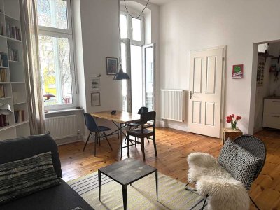 BERLINHOME: 2 Zimmer-Balkon-Altbau / Dielen, Einbauküche, Waschmaschine inkl.