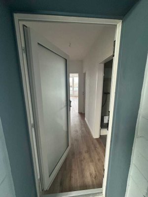 Helle 2-Zimmer Wohnung im 7. OG mit Balkon in Düsternort
